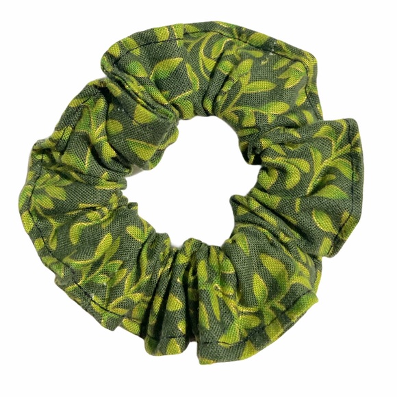 Handmade Scrunchies 4 Pieces Mixed Colors And Fabrics 2 Small and 2 Large - Picture 8 of 11
